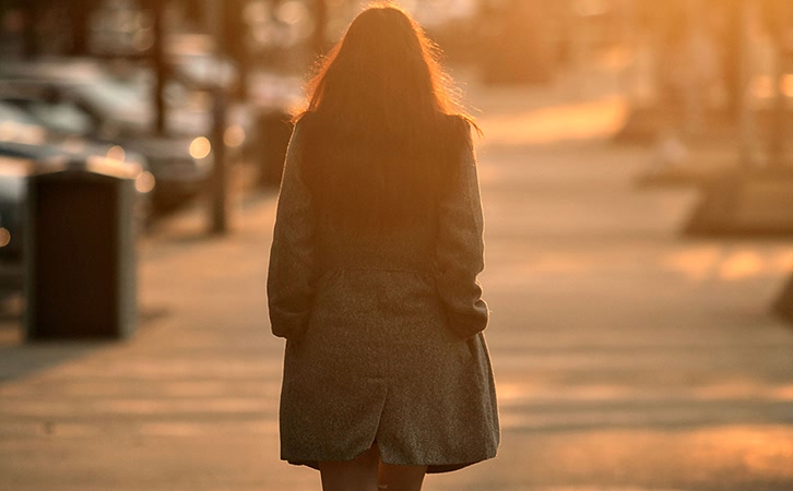 当妻子频繁和其他男性聊天,该如何理解和应对