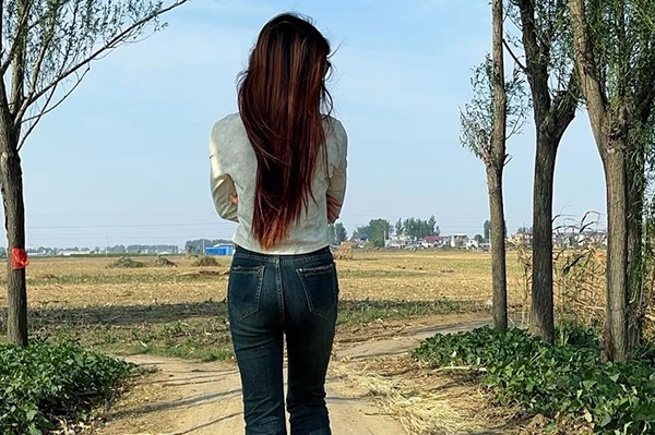 妻子频繁出差且时常撒谎,该如何解读这