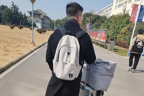 丈夫出差时温暖他的心:关心与支持的有