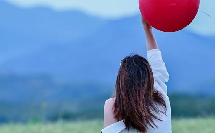 女人没放下前夫的表现:细节背后的情感故事
